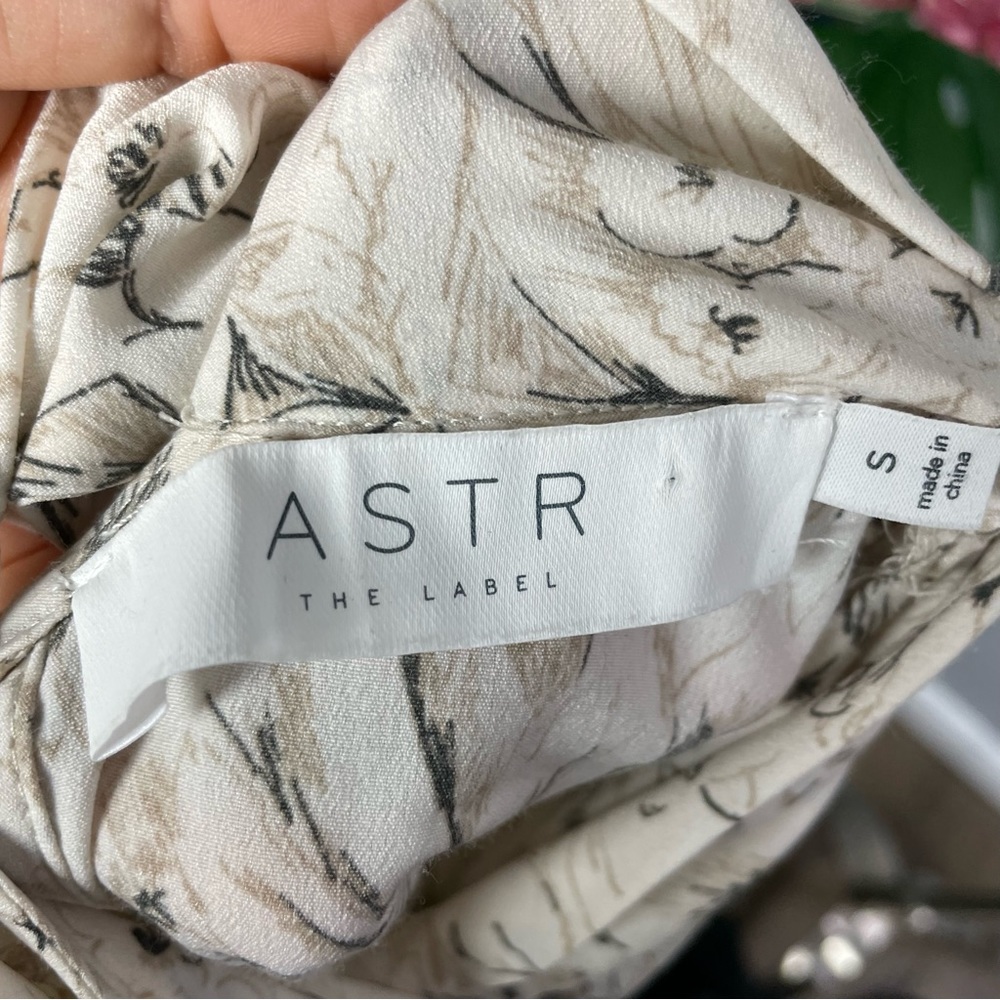 NWT ASTR off white sketch floral blouse with tie Sz S - Picture 14 of 16